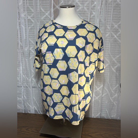 LuLaRoe XL Geometric Print WOMENS HIGH/low hem, short sleeve shirt. 29”-34” L - Picture 2 of 7